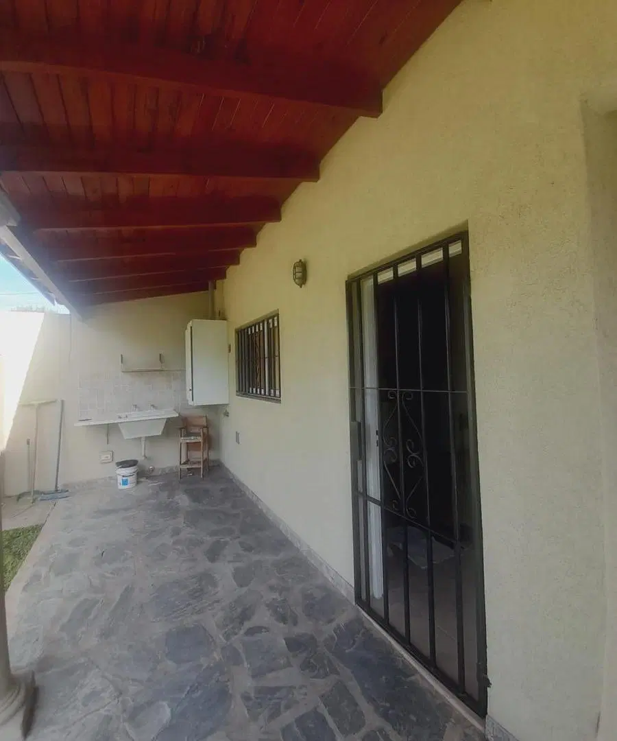 Casa en venta - 2 Dormitorios 2 Baños - 85Mts2 - Lobos 3