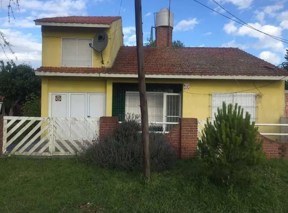 Casa en venta - 4 dormitorios, 3 baños, 4 cocheras - 180mts2 sobre lote de 450mts2 - Aguas Verdes 5
