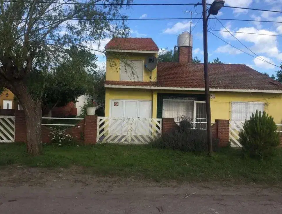 Casa en venta - 4 dormitorios, 3 baños, 4 cocheras - 180mts2 sobre lote de 450mts2 - Aguas Verdes 2