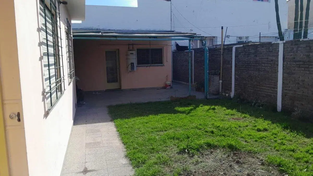 Casa en venta - 2 Dormitorios 2 Baños - 225Mts2 - Sarandí 1