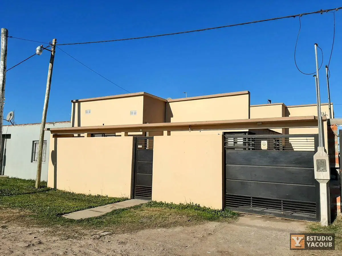 Casa en venta - 3 dormitorios 2 baños - 280mts2 - Manuel B. Gonnet [FINANCIADA] 2