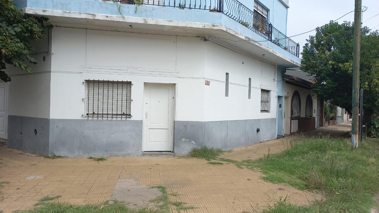 Casa en venta - 2 Dormitorios 1 Baño - Tres De Febrero