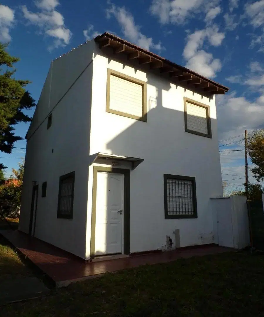 Casa en venta - 3 Dormitorios 2 Baños - 145Mts2 - Lisandro Olmos, La Plata 1