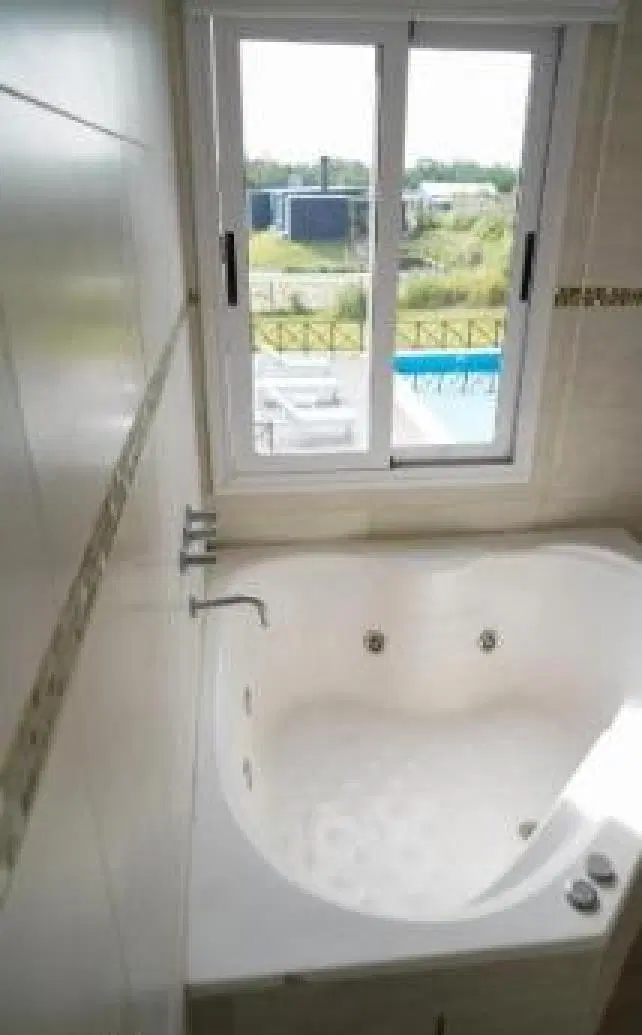 Casa en venta - 4 Dormitorios 4 Baños - Cochera - 230Mts2 - Pinamar 3
