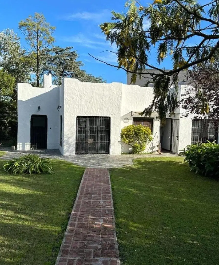 Casa en venta - 2 Dormitorios 2 Baños - Cochera - 700Mts2 - Necochea 1