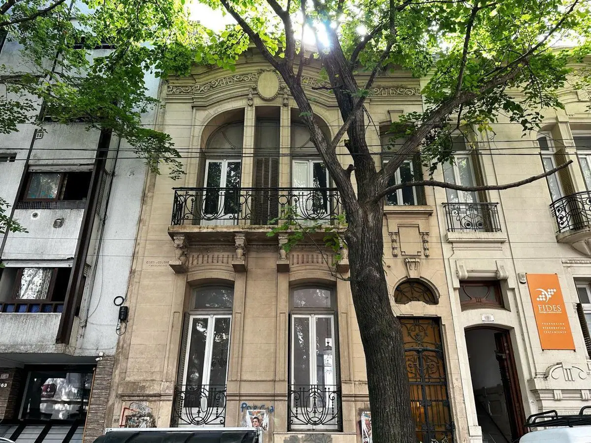 Casa en venta - 5 dormitorios 4 baños - 254mts2 - La Plata 3