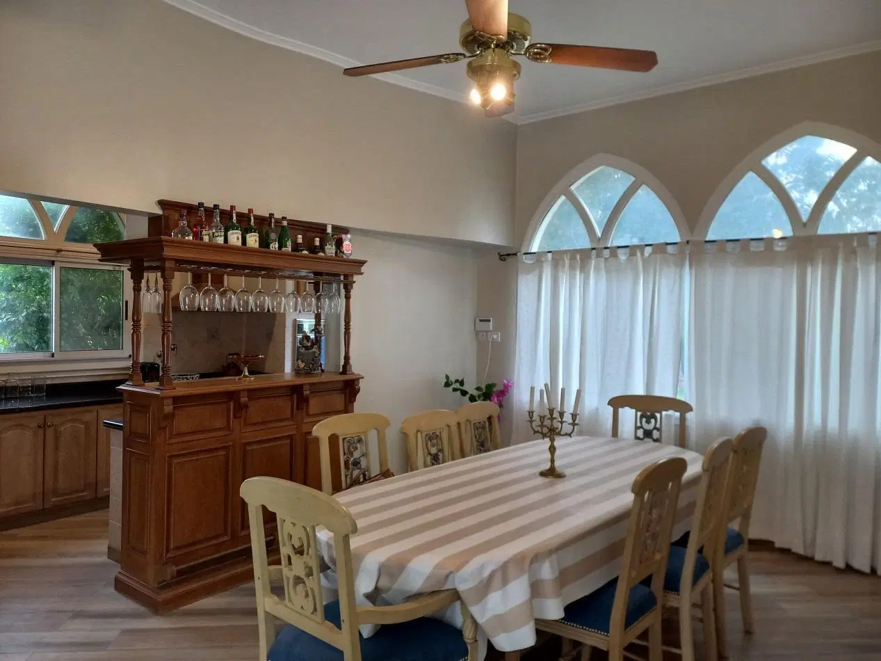 Casa en venta - 5 Dormitorios 3 Baños - Coronel Brandsen 5