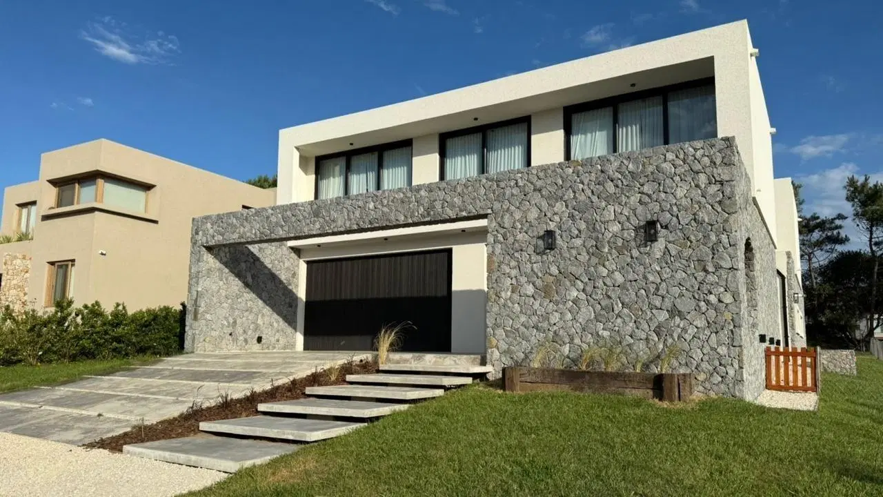 Casa en venta - 5 Dormitorios 7 Baños - Marítimo I 2