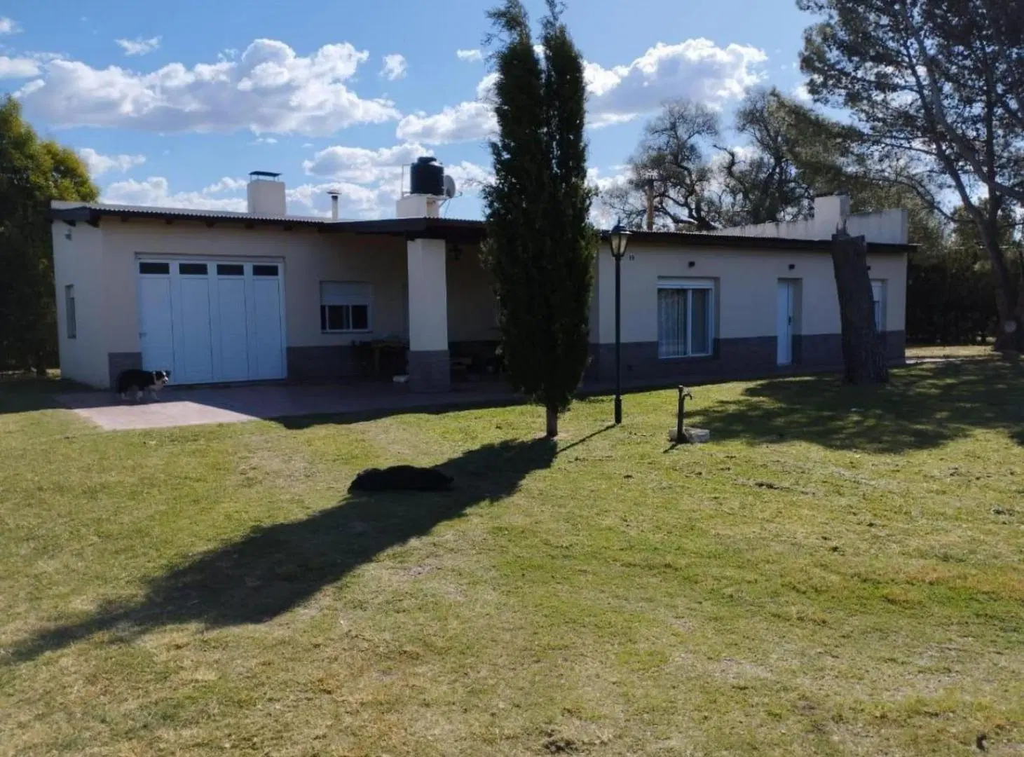 Casa en venta - 2 Dormitorios 2 Baños - Cocheras - 2.790Mts2 - Coronel Dorrego 2
