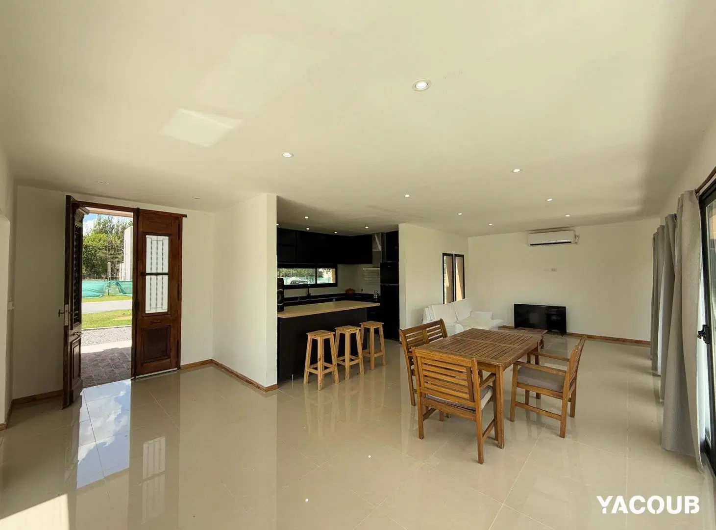 Casa en venta - 4 Dormitorios 4 Baños - 1.750Mts2 - La Plata 2