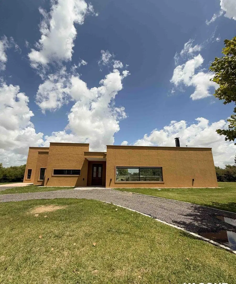 Casa en venta - 4 Dormitorios 4 Baños - 1.750Mts2 - La Plata 3