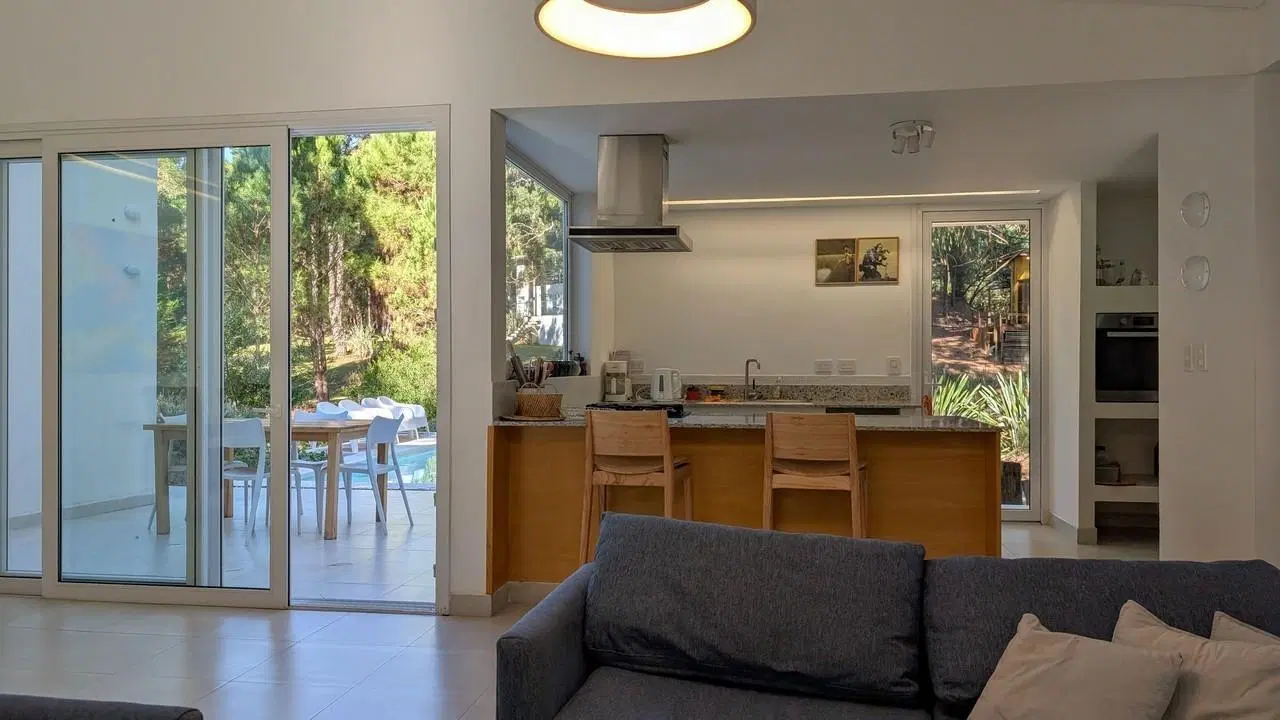 Casa en venta - 4 Dormitorios 2 Baños - Barrio Bosque 4