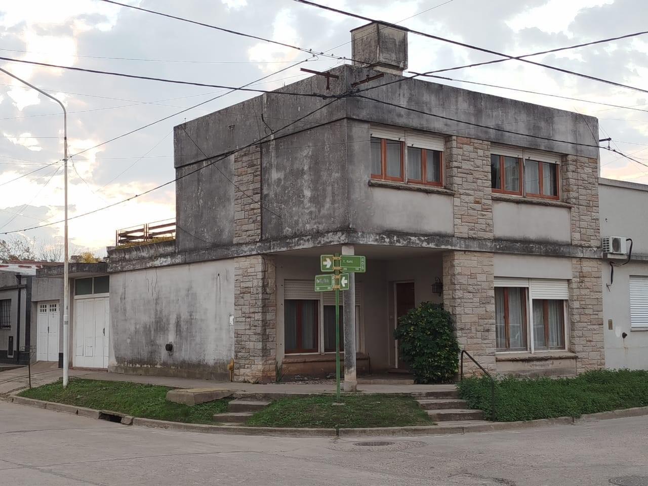 Casa en venta - 3 Dormitorios 3 Baños - Cochera - 150Mts2 - Lobos