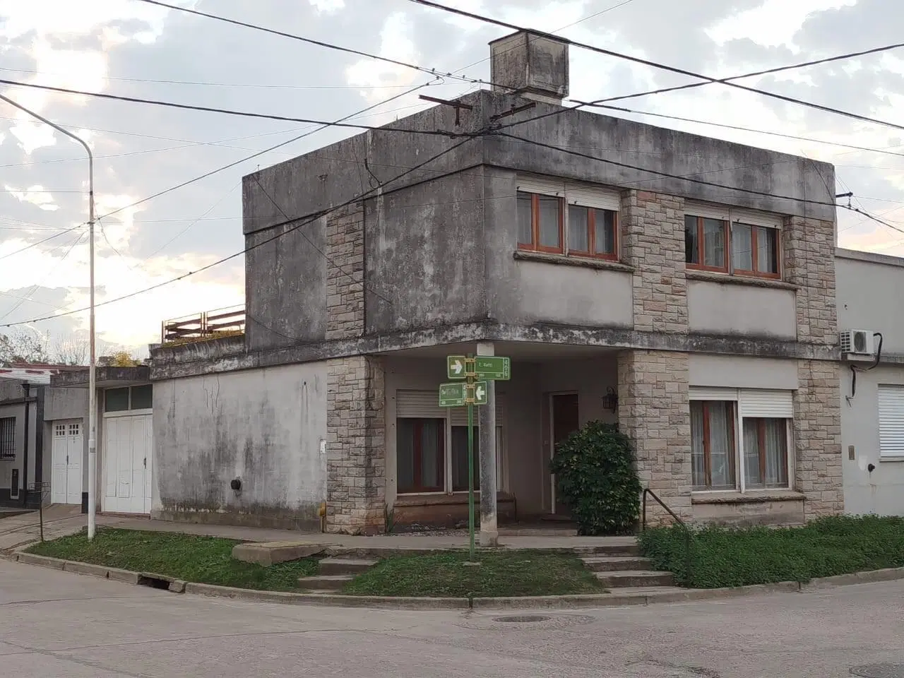Casa en venta - 3 Dormitorios 3 Baños - Cochera - 150Mts2 - Lobos 2