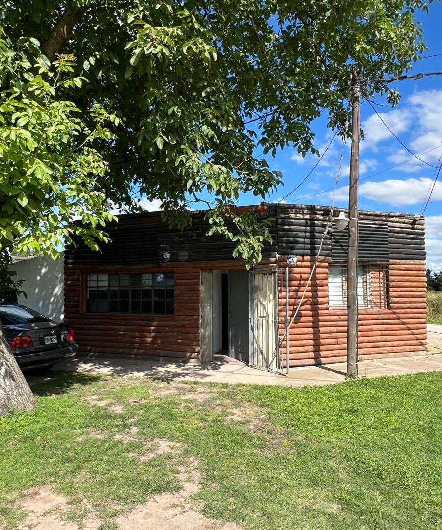 Casa en venta - 4 Dormitorios 1 Baño - Local - Etcheverry