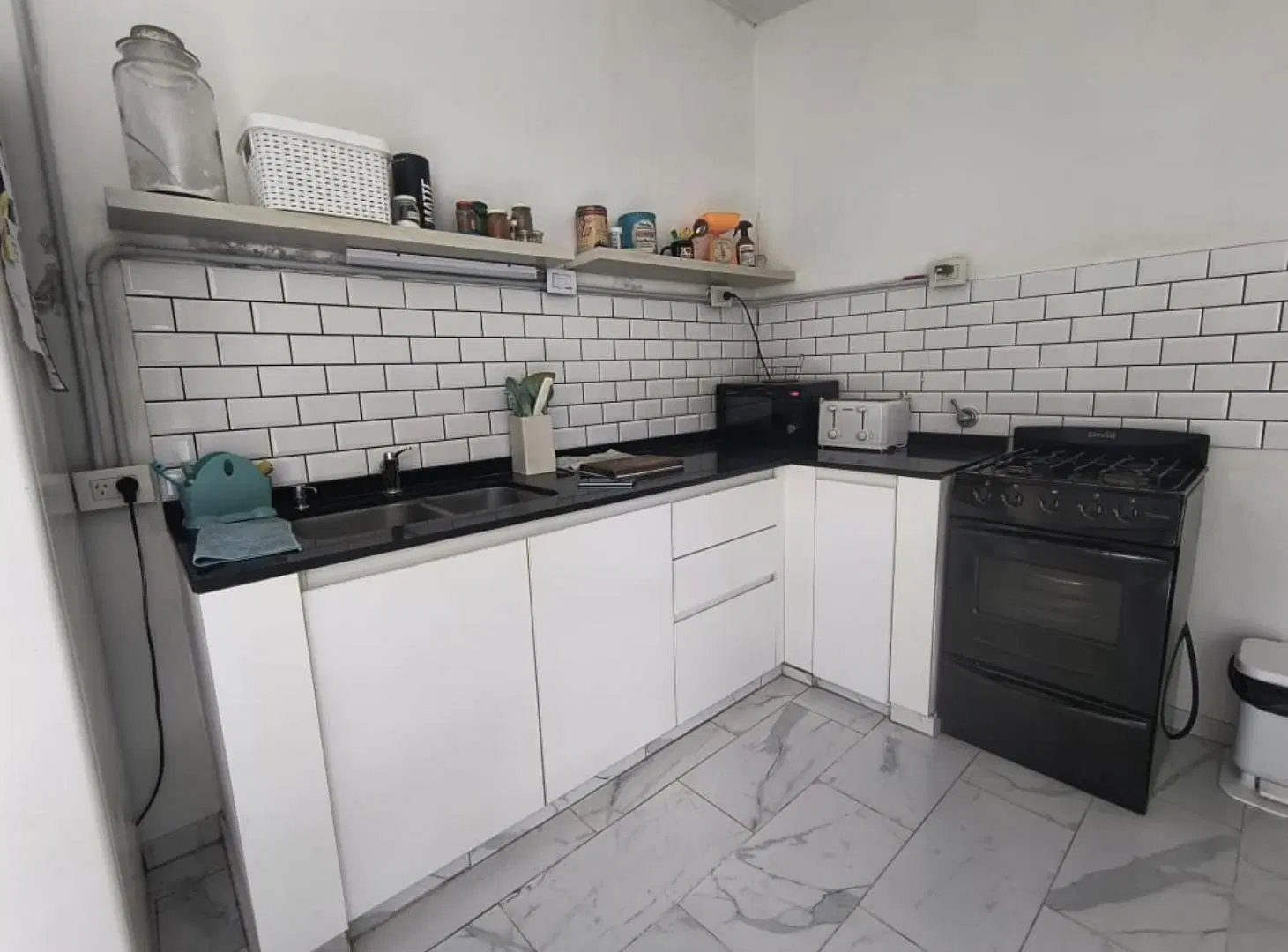 Casa en venta - 4 Dormitorios 1 Baño - Local - Etcheverry 2