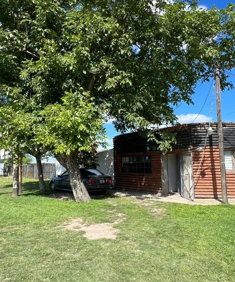 Casa en venta - 4 Dormitorios 1 Baño - Local - Etcheverry 3