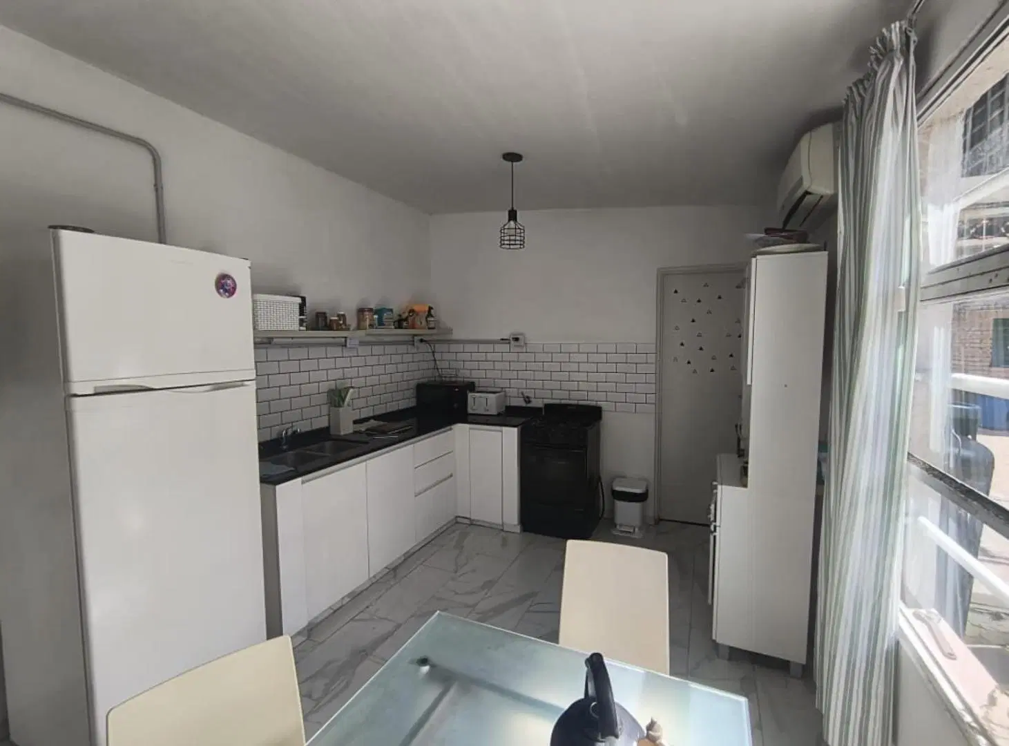 Casa en venta - 4 Dormitorios 1 Baño - Local - Etcheverry 1