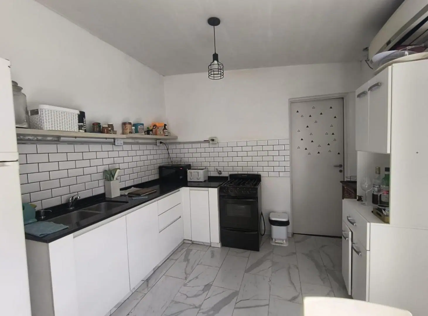 Casa en venta - 4 Dormitorios 1 Baño - Local - Etcheverry 4