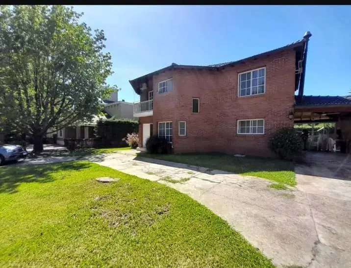 Casa en venta - 3 Dormitorios 3 Baños - Cocheras - 660Mts2 - Moreno 1