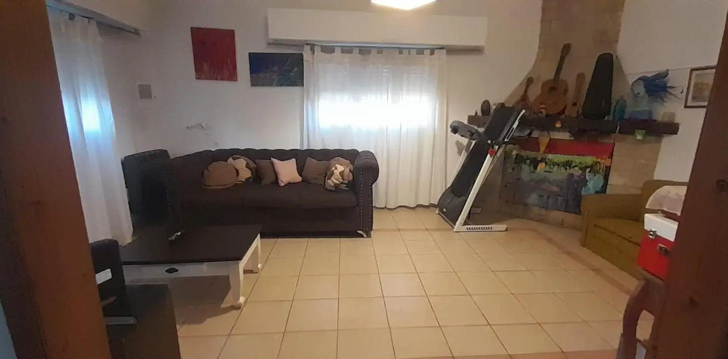 Casa en venta - 4 Dormitorios 3 Baños - Ringuelet 3