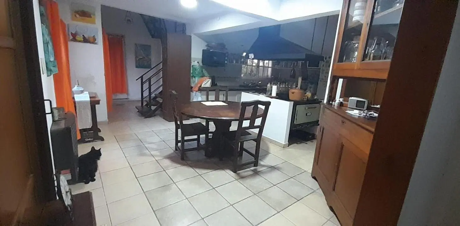 Casa en venta - 4 Dormitorios 3 Baños - Ringuelet 5