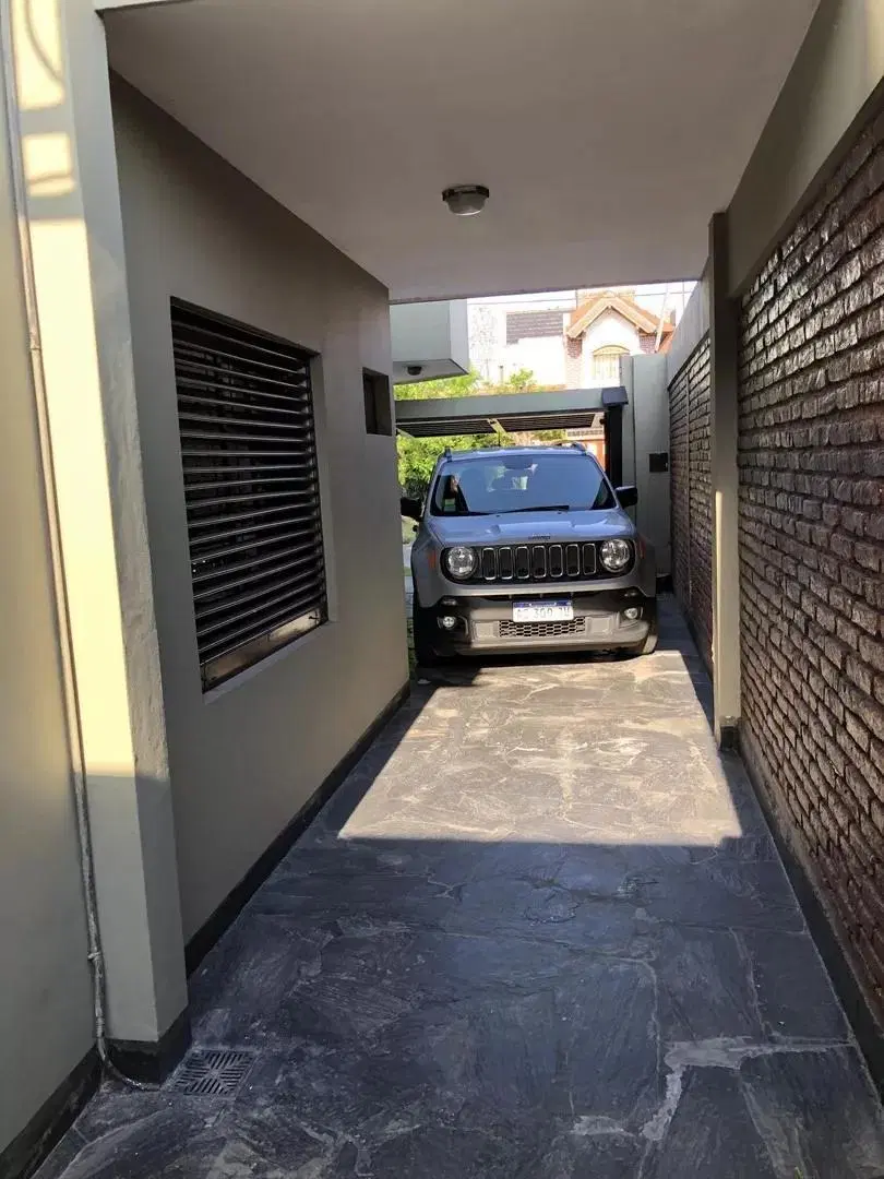 Casa en venta - 4 Dormitorios 5 Baños - Cochera - 250Mts2 - Lomas de Zamora 5
