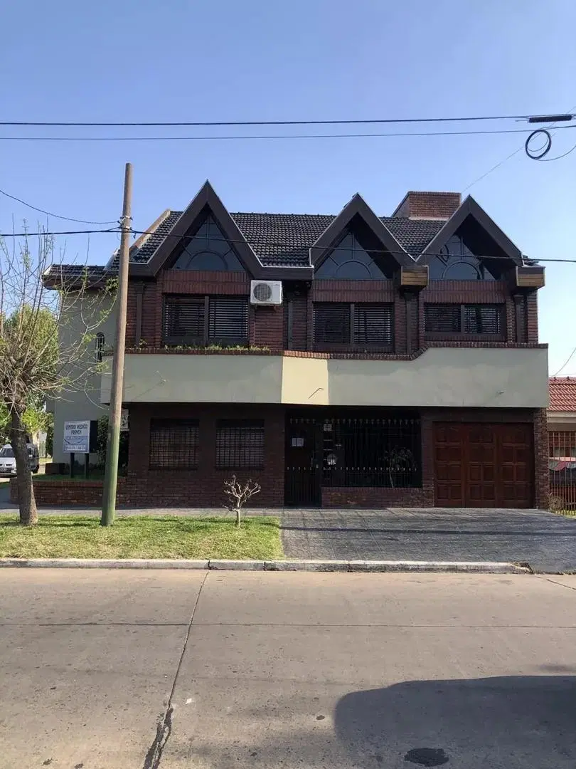 Casa en venta - 4 Dormitorios 5 Baños - Cochera - 250Mts2 - Lomas de Zamora 1