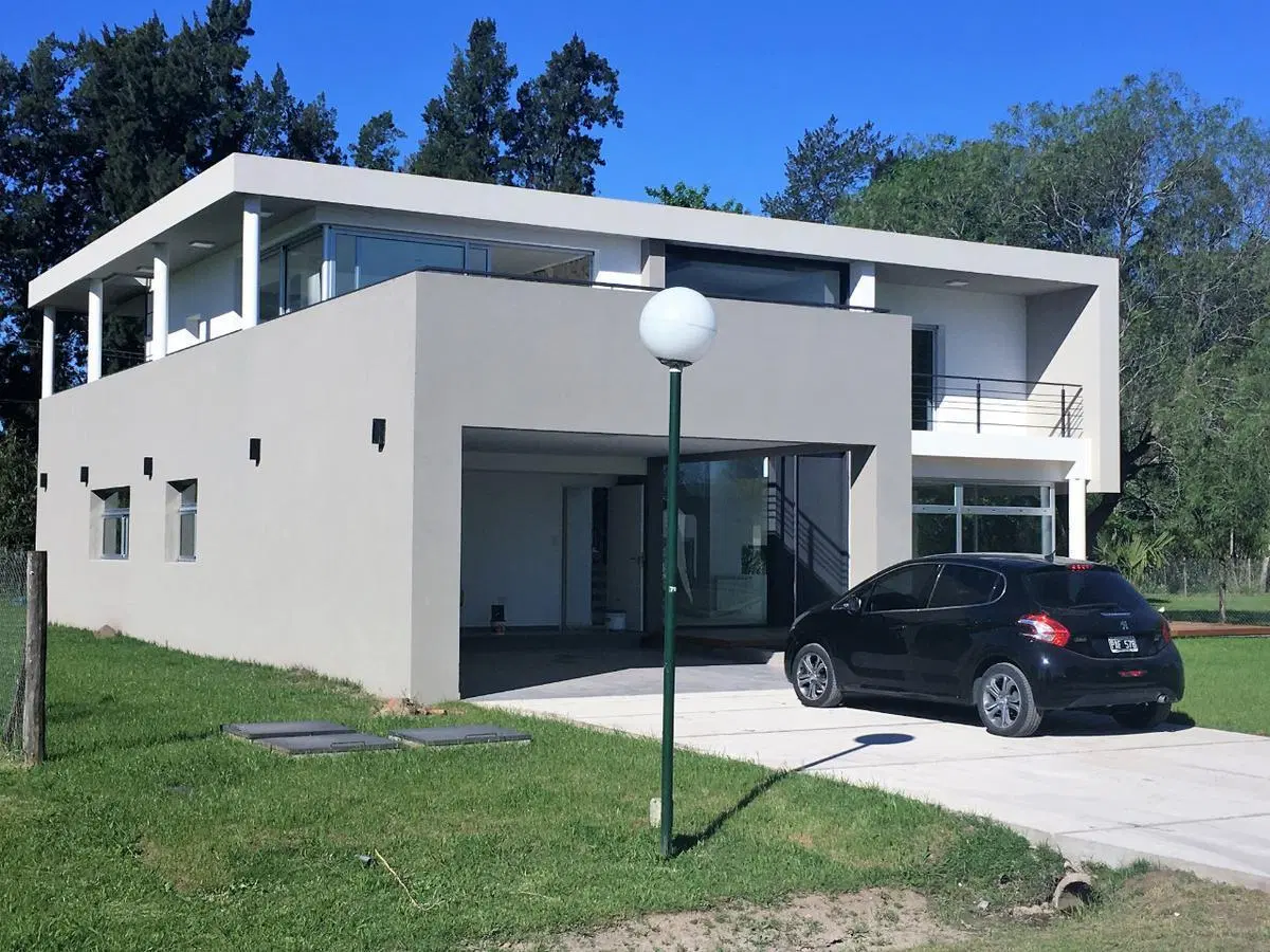 Casa en venta - 4 dormitorios 2 baños - 290mts2 - La Cándida - Berazategui 2