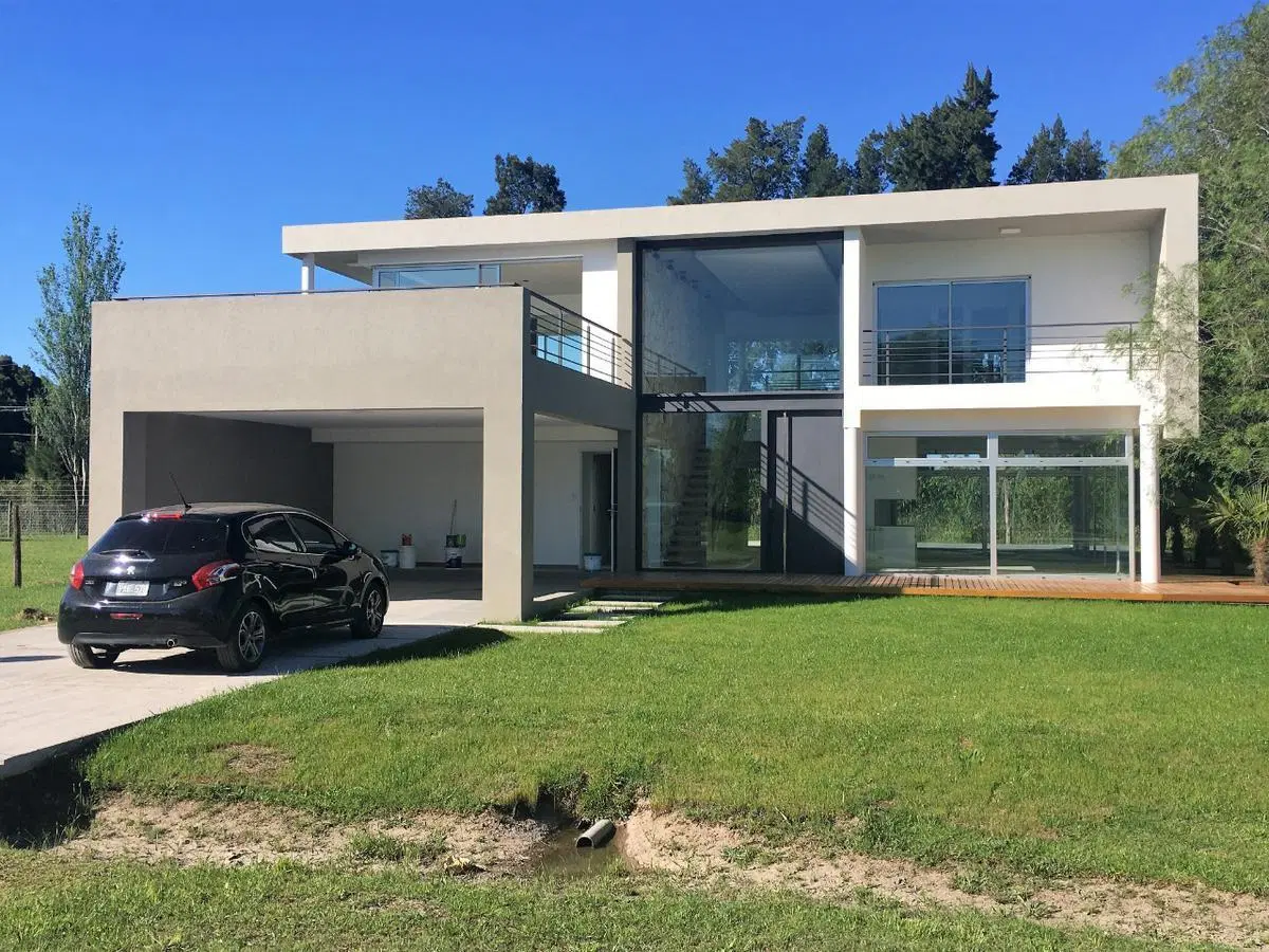 Casa en venta - 4 dormitorios 2 baños - 290mts2 - La Cándida - Berazategui 4