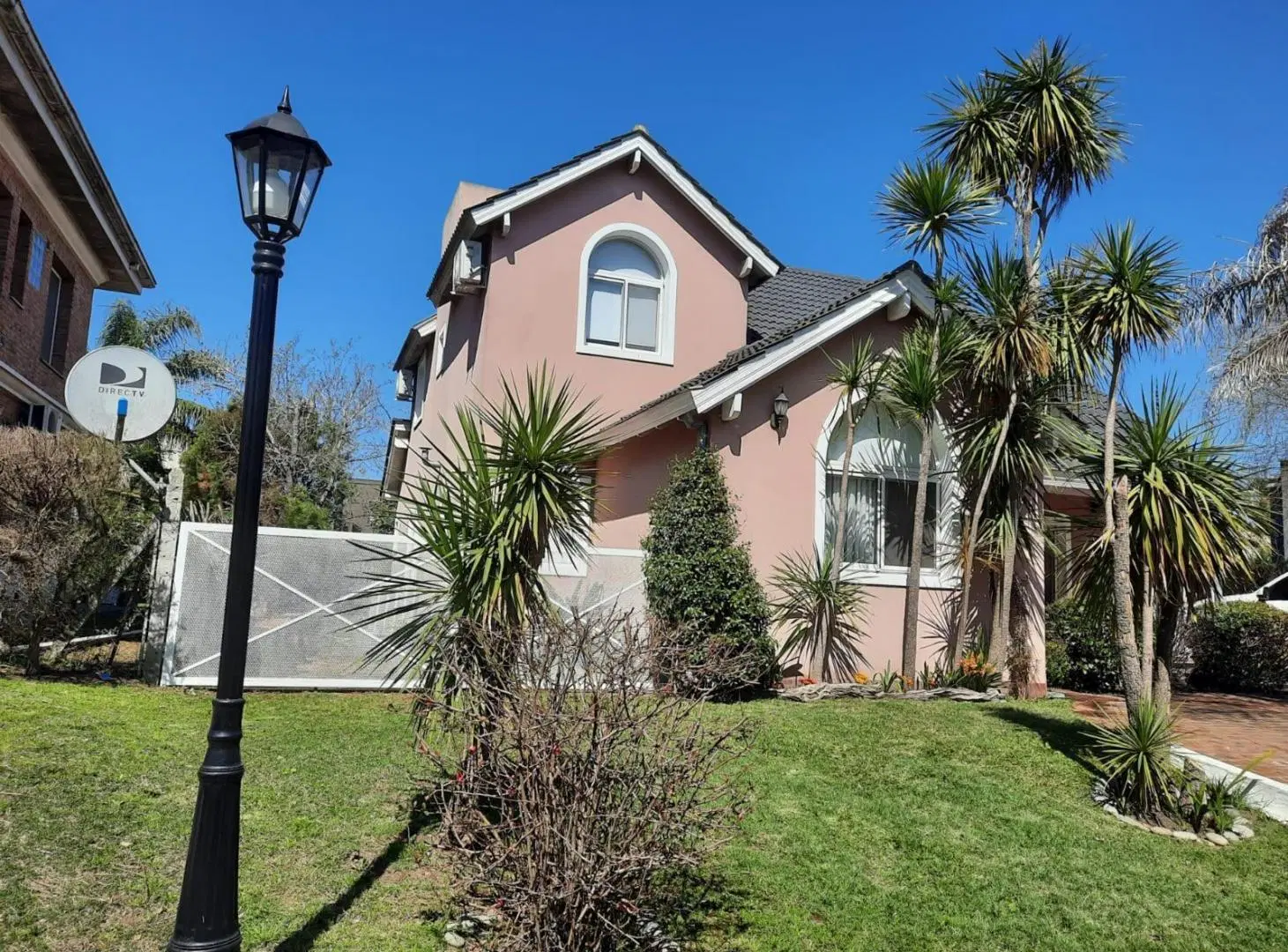 Casa en venta - 5 Dormitorios 4 Baños - Villa Udaondo-Altos del Sol 2