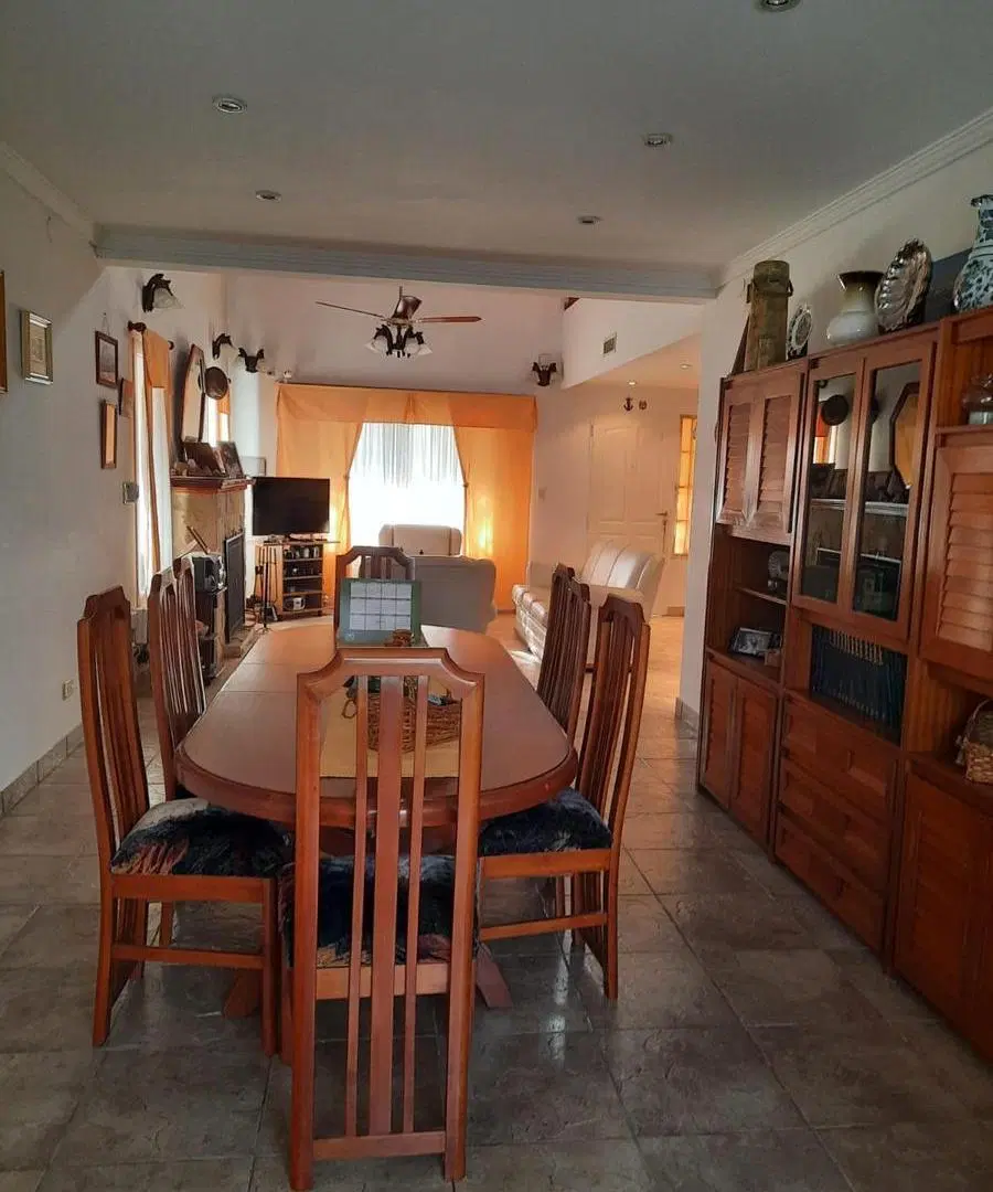 Casa en venta - 5 Dormitorios 4 Baños - Villa Udaondo-Altos del Sol 5