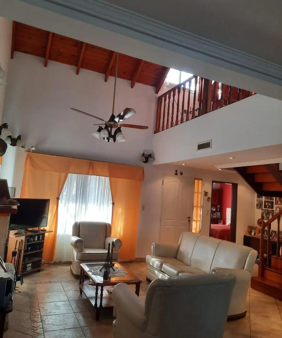 Casa en venta - 5 Dormitorios 4 Baños - Villa Udaondo-Altos del Sol 4
