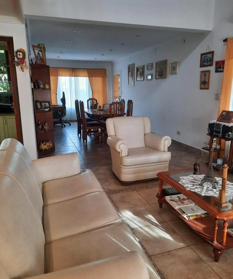Casa en venta - 5 Dormitorios 4 Baños - Villa Udaondo-Altos del Sol 3