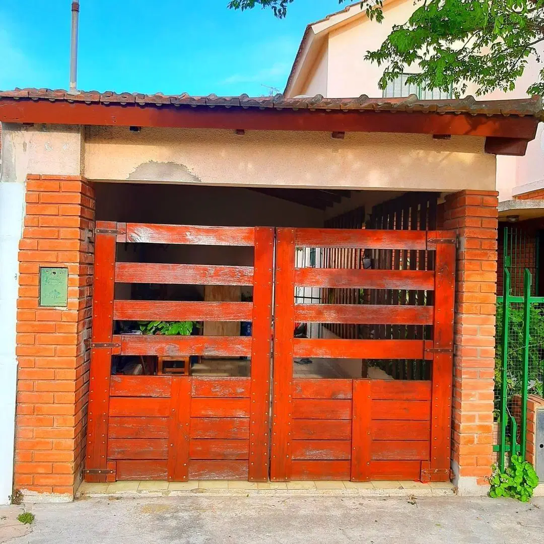 Casa en venta - 3 Dormitorios 2 Baños - 130mts2 - Santa Teresita 2