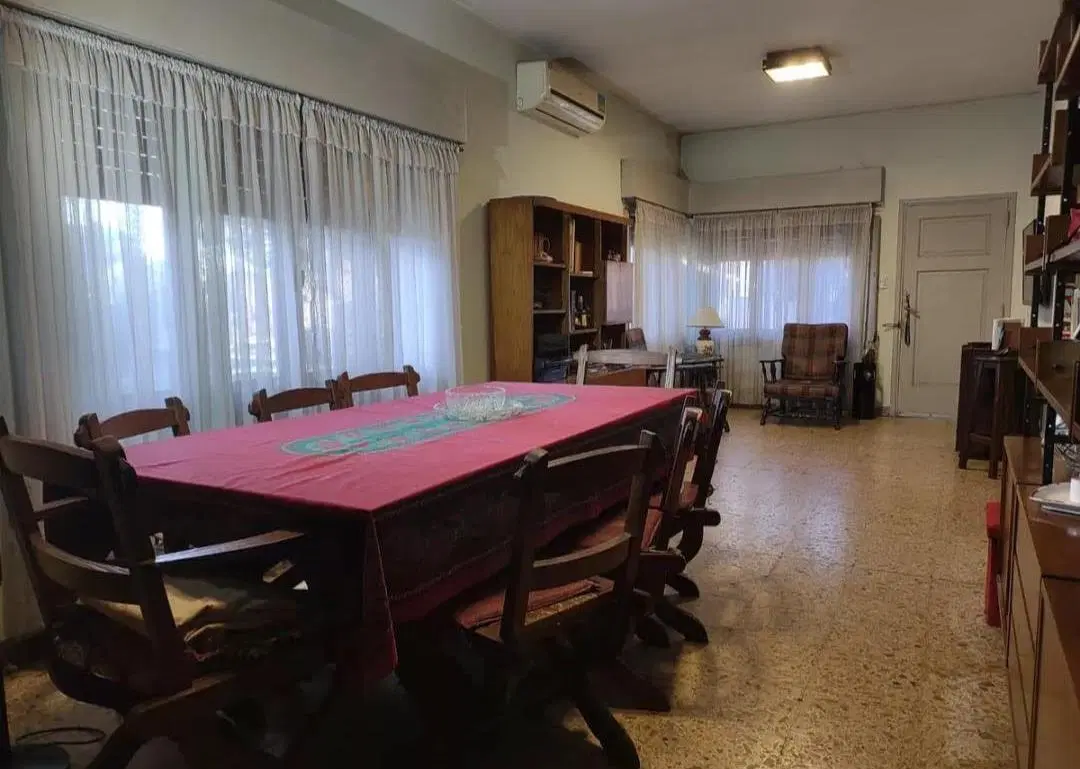 Casas en venta - 4 Dormitorios 3 Baños - 300Mts2 - Temperley 3
