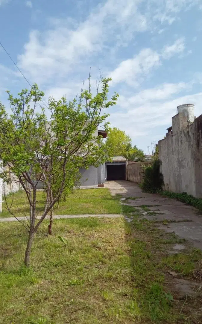 Casa en venta - 4 Dormitorios 2 Baños - Cochera - 400Mts2 - Los Hornos 4