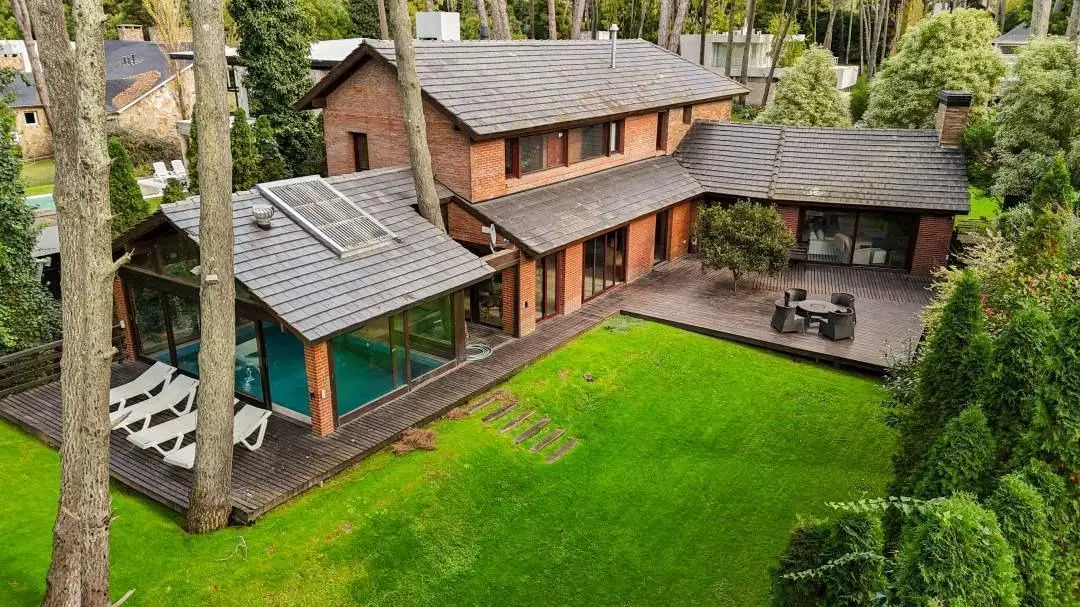 Casa en venta - 5 Dormitorios 7 Baños - Cariló 2