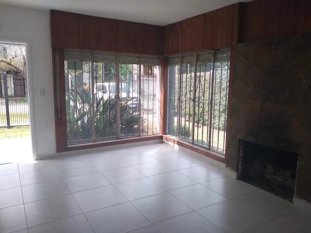 Casa en venta - 2 dormitorios 1 baño - parque con parrilla - 110mts2 - Francisco Alvarez 1