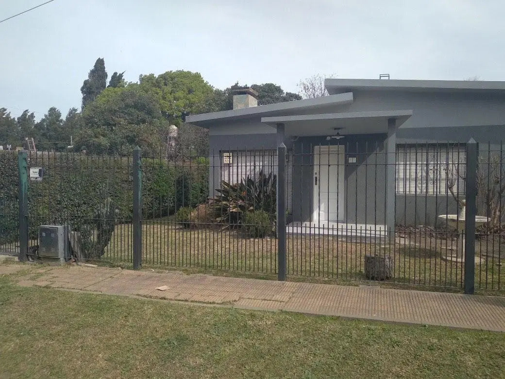 Casa en venta - 2 dormitorios 1 baño - parque con parrilla - 110mts2 - Francisco Alvarez 2