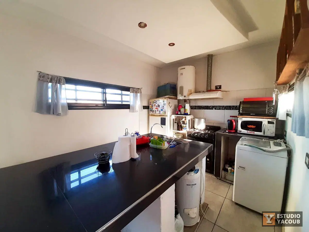 Casa en alquiler - 3 dormitorios 2 baños - 280mts2 - Manuel B. Gonnet 3