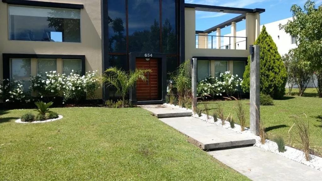 Casa en venta - 4 Dormitorios 5 Baños - Cocheras - 330Mts2 - Escobar