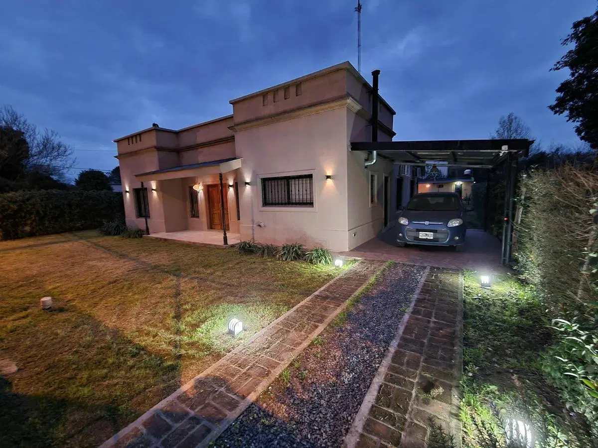 Casa en venta - 2 Dormitorios 2 Baños - 907Mts2 - Las Casuarinas, Luján 2