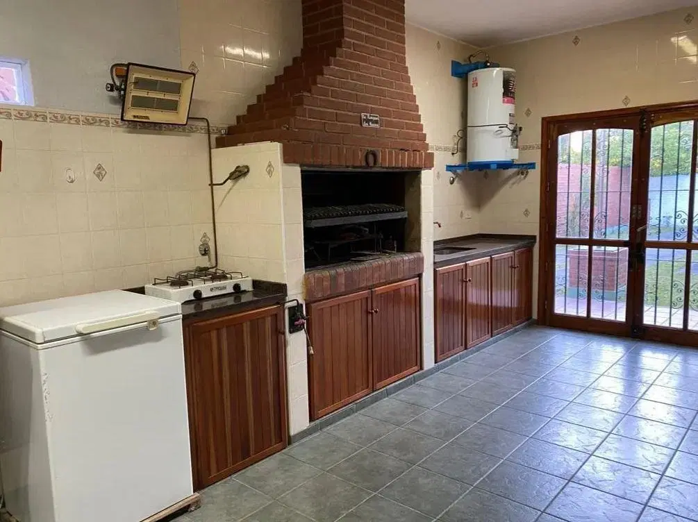 Casa en venta - 4 dormitorios 3 baños - Cochera - 600mts2 - Mar De Ajó 4
