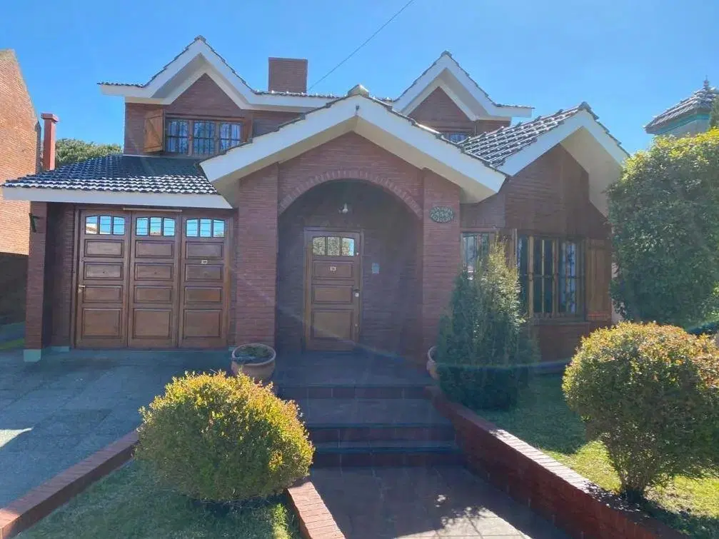 Casa en venta - 4 dormitorios 3 baños - Cochera - 600mts2 - Mar De Ajó 3