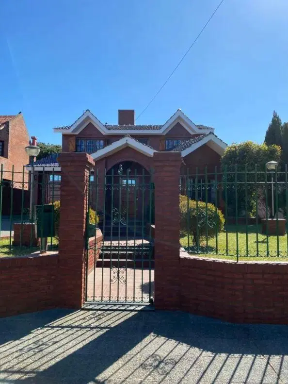 Casa en venta - 4 dormitorios 3 baños - Cochera - 600mts2 - Mar De Ajó 5