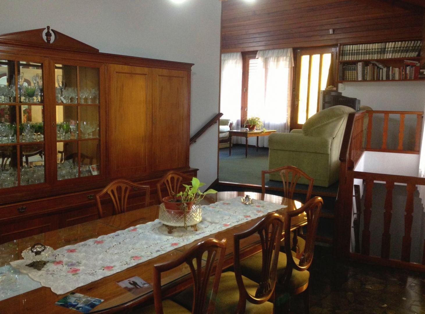 Foto de Casa en venta - 4 dormitorios 3 baños - Cochera - 400mts2 - Santa, imagen 2