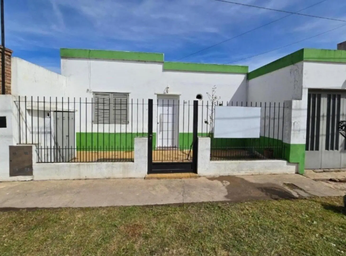 Casa en venta - 3 Dormitorios 1 Baño - Los Hornos 4