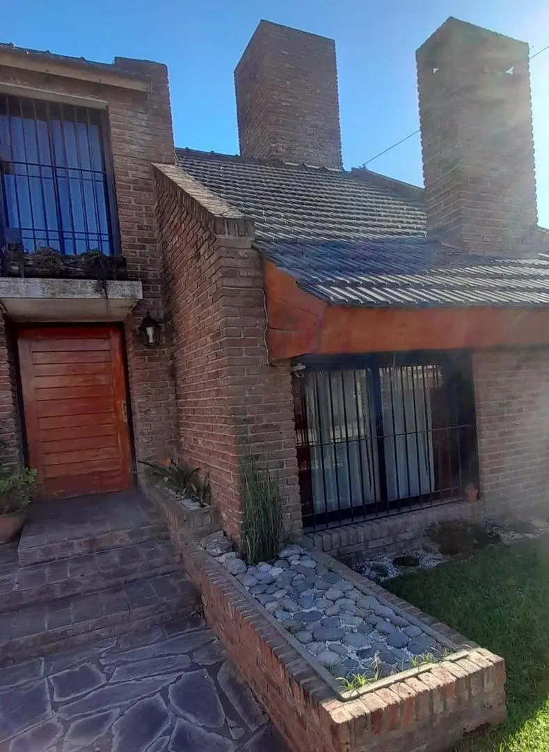 Casa en venta - 4 Dormitorios 4 Baños - 375Mts2 - Moreno 3