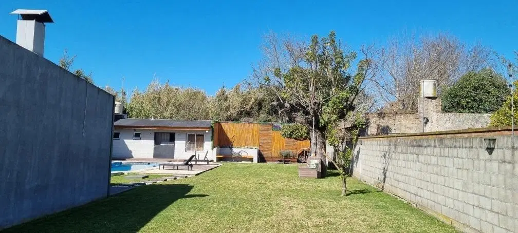 Casa en venta - 2 dormitorios 1 baño - patio pileta parrilla - 900mts2- Florencio Varela 4